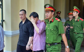 'Hô biến' tờ 1 USD thành 100 USD rồi mang đến ngân hàng đổi