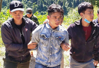 Bắt đối tượng chuyên bán ma túy trong bãi vàng