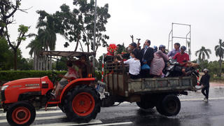 Thuê máy cày để đi qua vùng ngập lụt