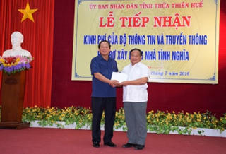 Bộ TT&TT tặng tỉnh Thừa Thiên-Huế 200 triệu đồng xây nhà tình nghĩa