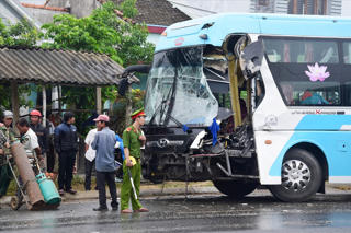 Xe khách tông đuôi xe tải, hành khách khiếp vía