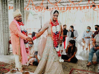 Chú rể bỏ trốn, cô dâu cưới luôn khách mời