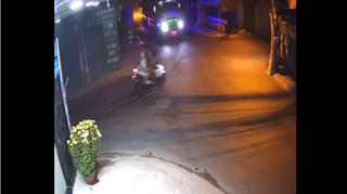 Thót tim 3 thanh niên đầu trần suýt trả giá đắt khi lao xe máy qua ngã tư