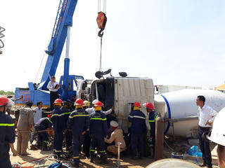 Xe bồn lật nghiêng, 2 người bị thương nặng