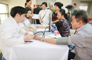 Thủ tướng trả lời chất vấn về chế độ, chính sách đối với cán bộ ngành Y