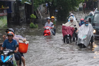 TP Hồ Chí Minh ngập nặng sau mưa đầu mùa