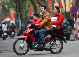 Không đội mũ bảo hiểm khi đi xe máy sẽ phải chịu mức phạt tăng gấp đôi