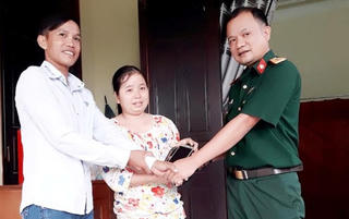 Thượng úy Quân đội trao trả túi tiền cho người dân đánh rơi