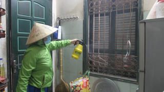 Chưa đến hè, dân Hà Nội đua nhau tự phun thuốc muỗi