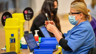 Đối phó với Covid-19: Nhiều nước thay đổi chiến lược tiêm vaccine