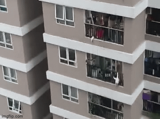 Điều thần kỳ xảy ra khi cháu bé 3 tuổi rơi từ tầng 13 chung cư 