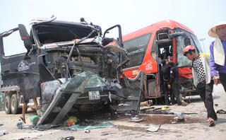 Xe khách đâm nát đầu xe tải, 6 người nhập viện