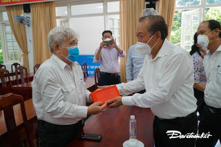 Phó Thủ tướng Thường trực thăm, tặng quà Bà mẹ Việt Nam Anh hùng, gia đình có công tại TP HCM
