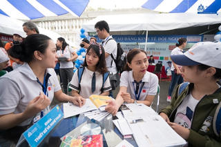 Hơn 30.000 người tham gia ngày hội tư vấn tuyển sinh, hướng nghiệp