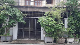 Một phụ nữ bị tạt cả ca a xít ngay trước cổng nhà