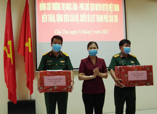 Phó Chủ tịch Trương Thị Ngọc Ánh thăm hỏi động viện cán bộ chiến sĩ phòng chống dịch