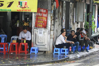 Phòng, chống dịch khi ‘mở cửa’: Chợ dân sinh, hàng quán lại chủ quan