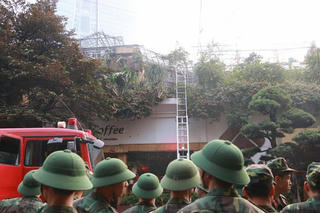 Hà Nội: Cháy lớn, thiêu rụi quán cà phê