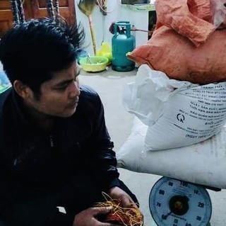 Cho 60 kg thuốc nổ vào bao tải rồi đem cất xung quanh nhà