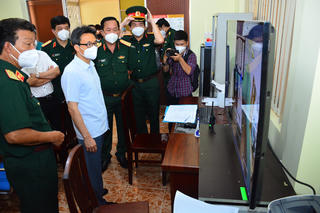 Phó Thủ tướng Vũ Đức Đam thăm và kiểm tra công tác phòng chống dịch ở Bệnh viện 175