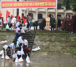 Thái Bình: Thả 8.000 con cá giống ra sông, kêu gọi bảo vệ nguồn lợi thủy sản  