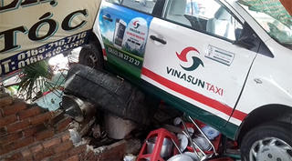 Taxi gây nạn liên hoàn, 7 người bị thương