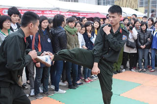 Mời võ sư dạy võ thuật chiến đấu cho cảnh sát hình sự