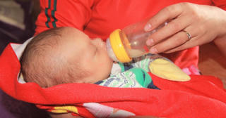 Bé trai bị bỏ rơi trước nhà đôi vợ chồng hiếm muộn