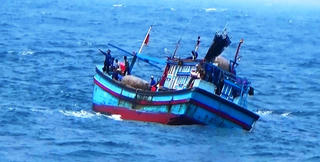 22 tàu cá của ngư dân Bình Định đang gặp nguy hiểm do bão