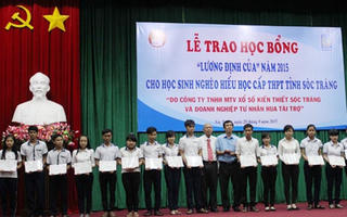 Con nhà khá giả nhận học bổng dành cho... trò nghèo