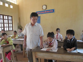 Tăng lương giáo viên trường công, giảm các chi phí khác