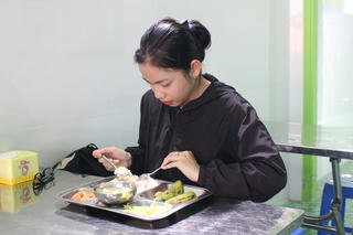 Quán cơm 2.000 đồng, ấm lòng người nghèo đất Tây Đô 