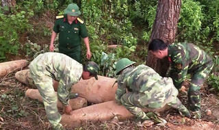 Phát hiện 4 quả bom tại khu phố Khe Lấp