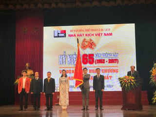 Nhà hát Kịch Việt Nam đón nhận Huân chương Lao động hạng Nhất