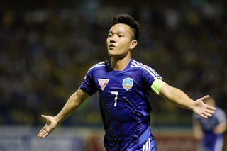 Tiền vệ Đinh Thanh Trung được trao giải hay nhất V-League 2017