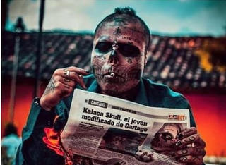 Chàng trai phẫu thuật biến mặt thành hộp sọ sống