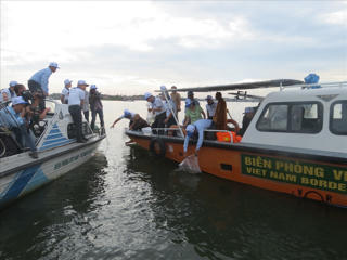 Thừa Thiên Huế thả 30 vạn tôm giống tái tạo nguồn lợi thủy sản