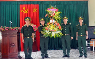 Thưởng nóng 10 triệu đồng vụ bắt giữ đối tượng vận chuyển 5 khẩu súng qua biên giới