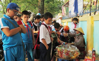 Qùa vặt cổng trường