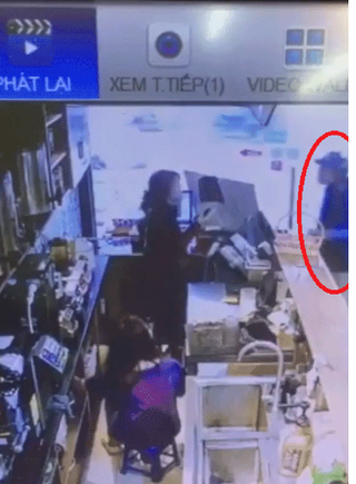 'Choảng' gạch vào đầu nữ nhân viên quán trà sữa vì bị từ chối đổi tiền lẻ?