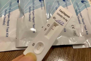 Dân Hà Nội 'khóc ròng' vì giá kit test Covid-19 tăng từng giờ