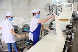 Người dân vui mừng vì bánh mì, bún, đậu hũ… được sản xuất trở lại