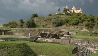 Kim tự tháp Cholula nằm trên ngọn núi Puebla lớn nhất thế giới