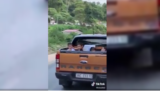 [VIDEO] Thót tim cảnh xe bán tải chở nhiều trẻ con trên thùng, vô tư chạy trên đường