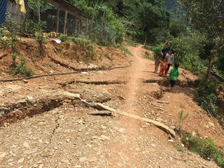 Nghệ An: Sau lũ, xuất hiện vết nứt đe dọa người dân