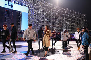 Văn Mai Hương, Hoàng Thuỳ Linh tươi tắn trên sân khấu tổng duyệt Đại Hỷ Xuân