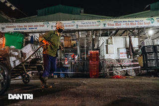 [ẢNH] Phong tỏa chợ Long Biên trong đêm vì liên quan ca mắc Covid-19
