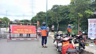 Long đong trong ‘bão dịch’