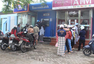 Quảng Nam: Khổ sở rút tiền ở ATM dịp cuối năm