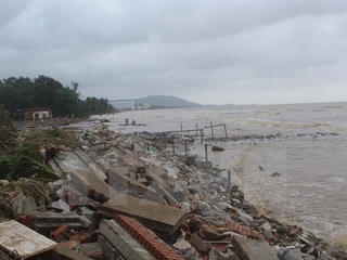 Khẩn trương xây dựng tuyến kè chắn sóng tại Khu du lịch Hải Tiến